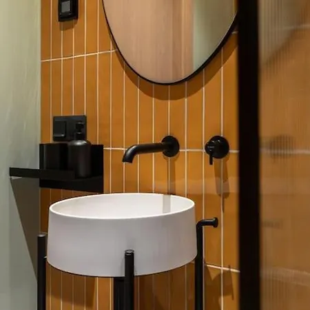 Premium Design Studio Top Location Fast Wifi شقة *